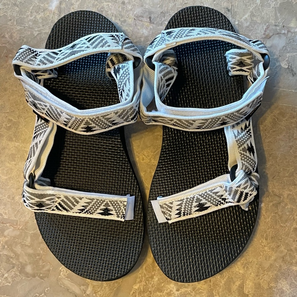 Size 6 women’s TEVA sandals
